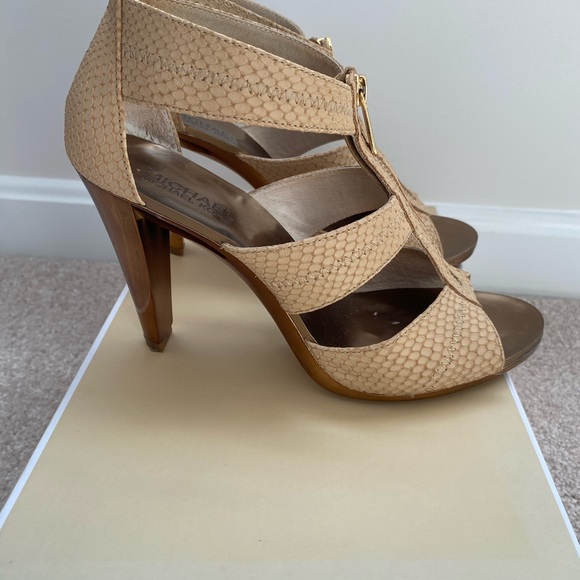 Michael Kors Berkeley T Strap heel in nude size 9 - Picture 6 of 9